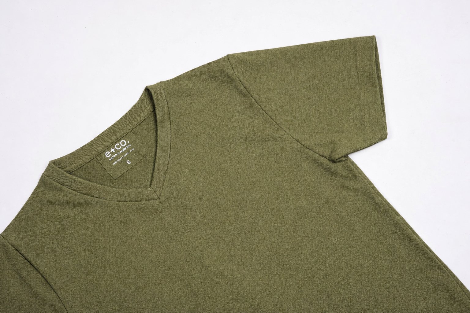 Playera Cuello V Hombre — 50% Poliester 50% Algodón — 190 g/m²