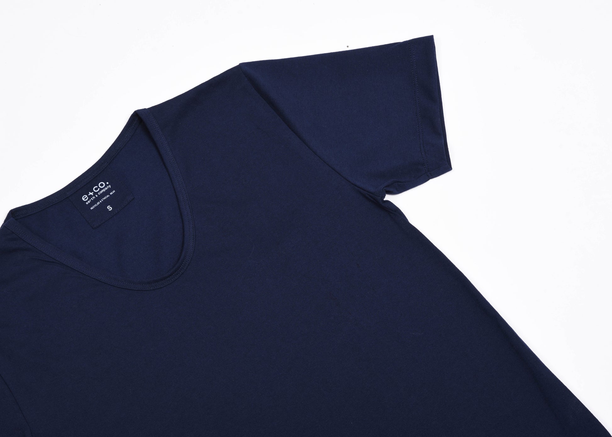 Playera Cuello U Hombre — 50% PET Reciclado 47% Algodón Reciclado 3% otras fibras Recicladas — 185 g/m²