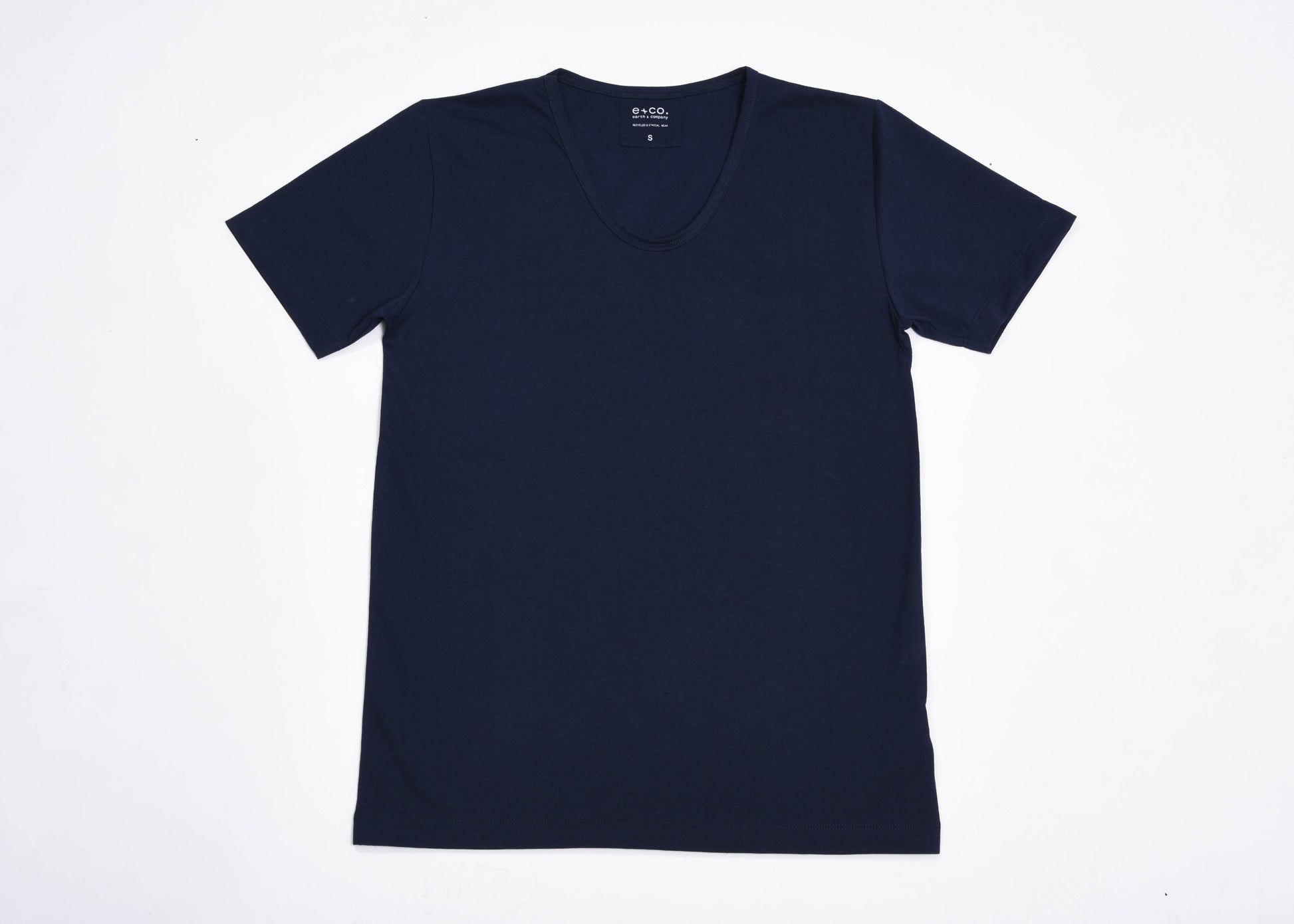 Playera Cuello U Hombre — 50% PET Reciclado 47% Algodón Reciclado 3% otras fibras Recicladas — 185 g/m²