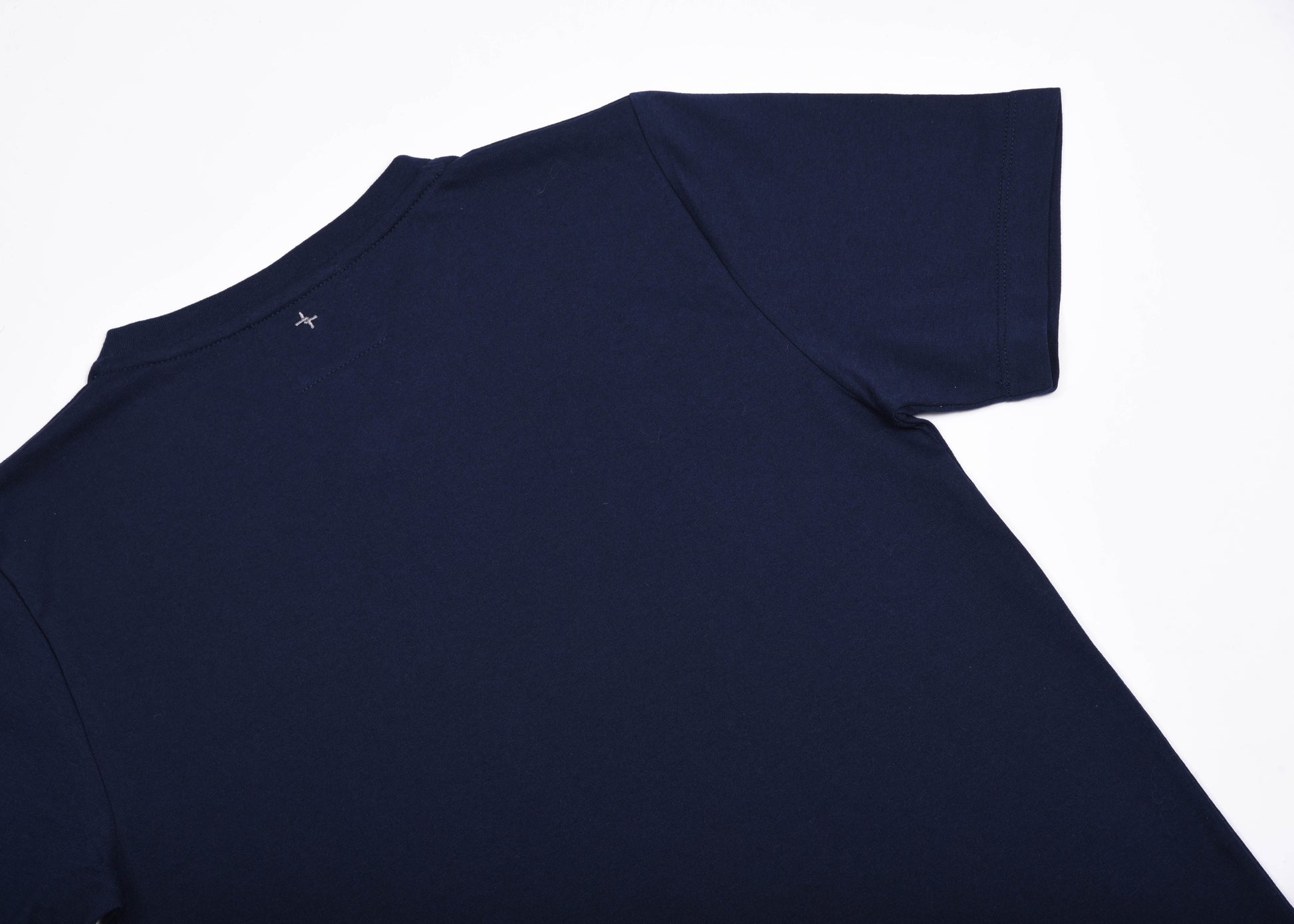 Playera Cuello V Hombre — 50% PET Reciclado 47% Algodón Reciclado 3% otras fibras Recicladas — 185 g/m²