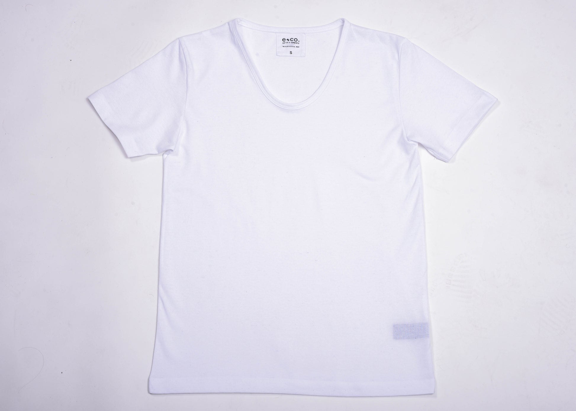 Playera Cuello U Hombre — 50% PET Reciclado 47% Algodón Reciclado 3% otras fibras Recicladas — 165 g/m²