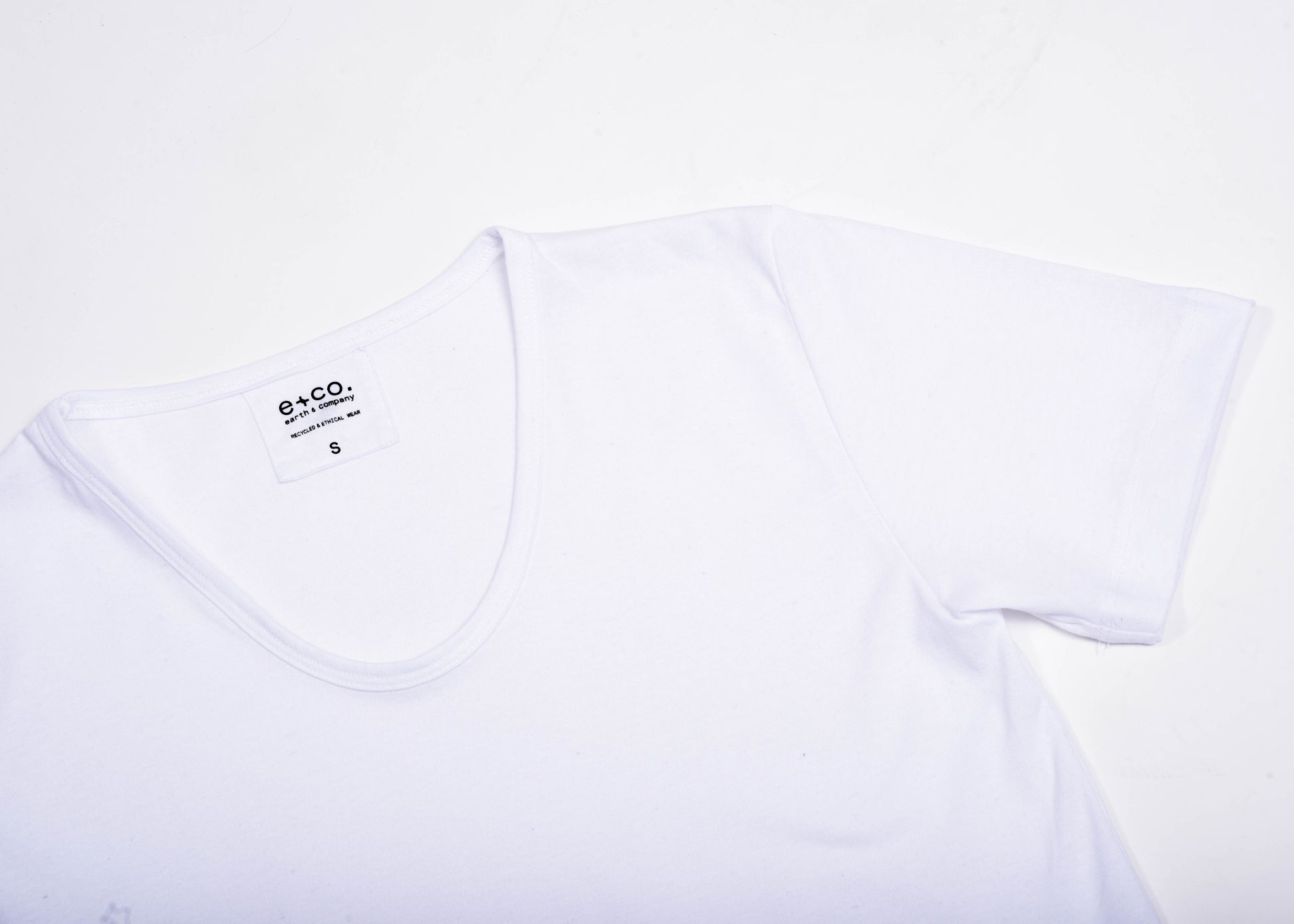 Playera Cuello U Hombre — 50% PET Reciclado 47% Algodón Reciclado 3% otras fibras Recicladas — 165 g/m²