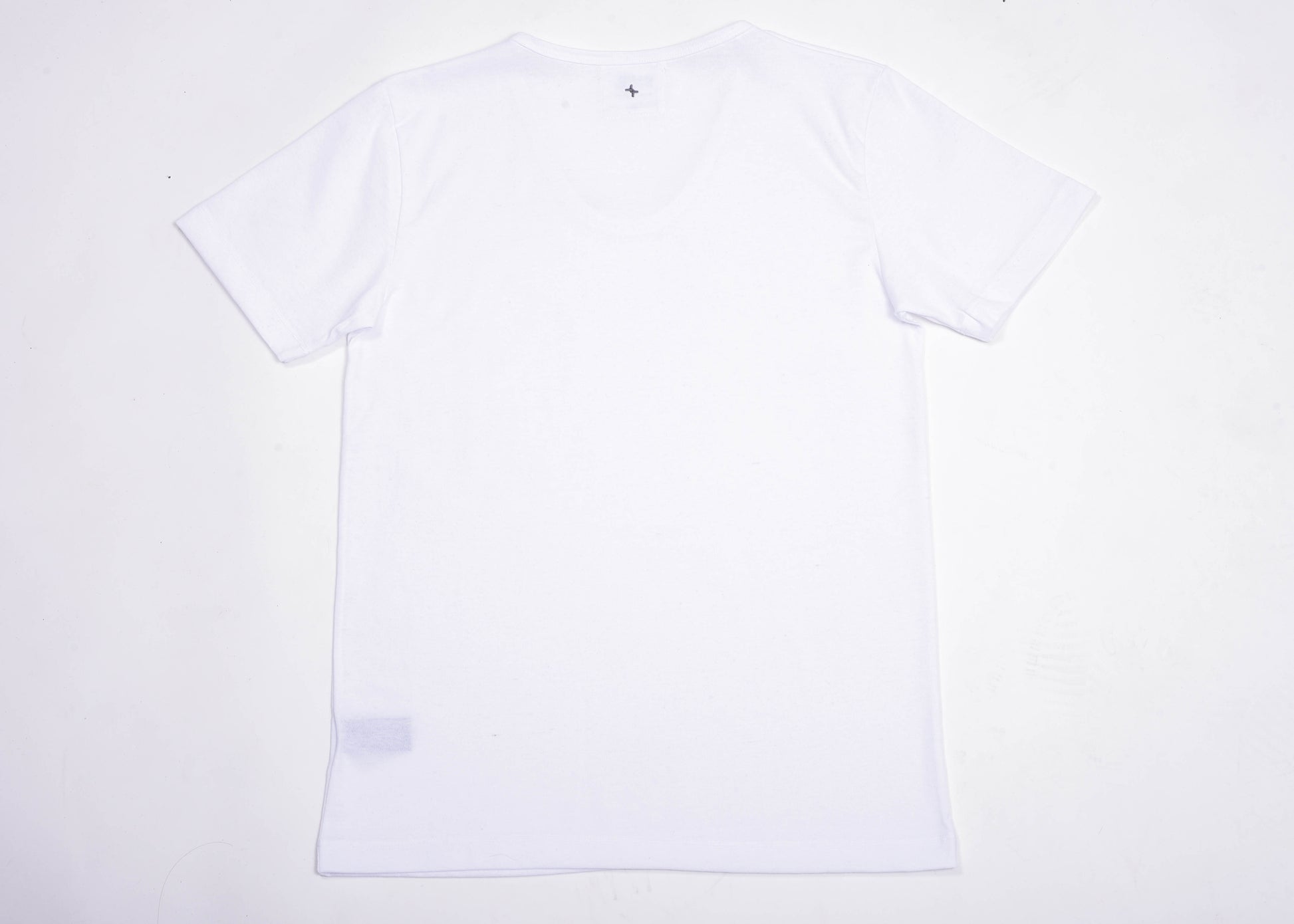 Playera Cuello V Hombre — 50% PET Reciclado 47% Algodón Reciclado 3% otras fibras Recicladas — 165 g/m²