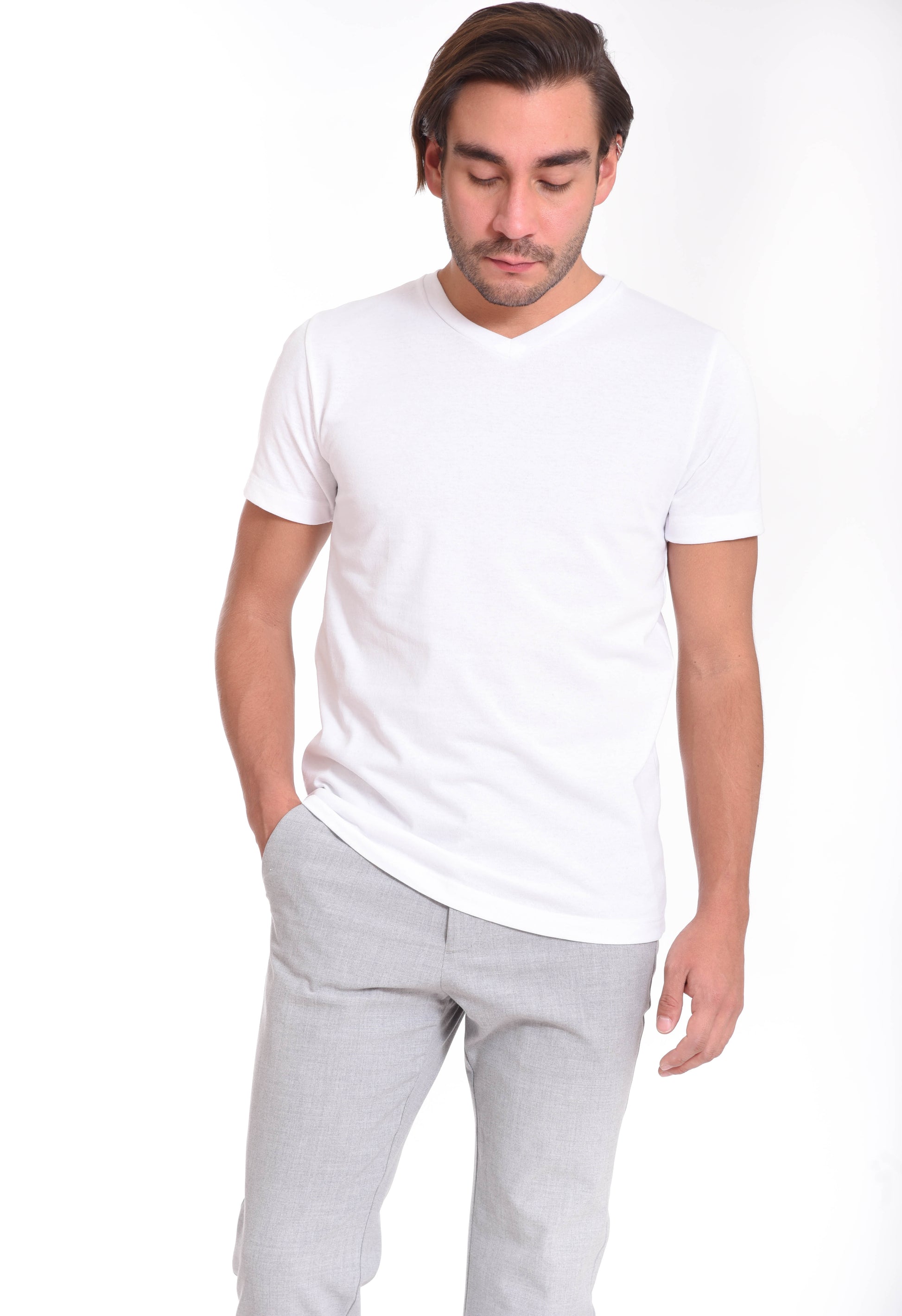 Playera Cuello V Hombre — 50% PET Reciclado 47% Algodón Reciclado 3% otras fibras Recicladas — 165 g/m²