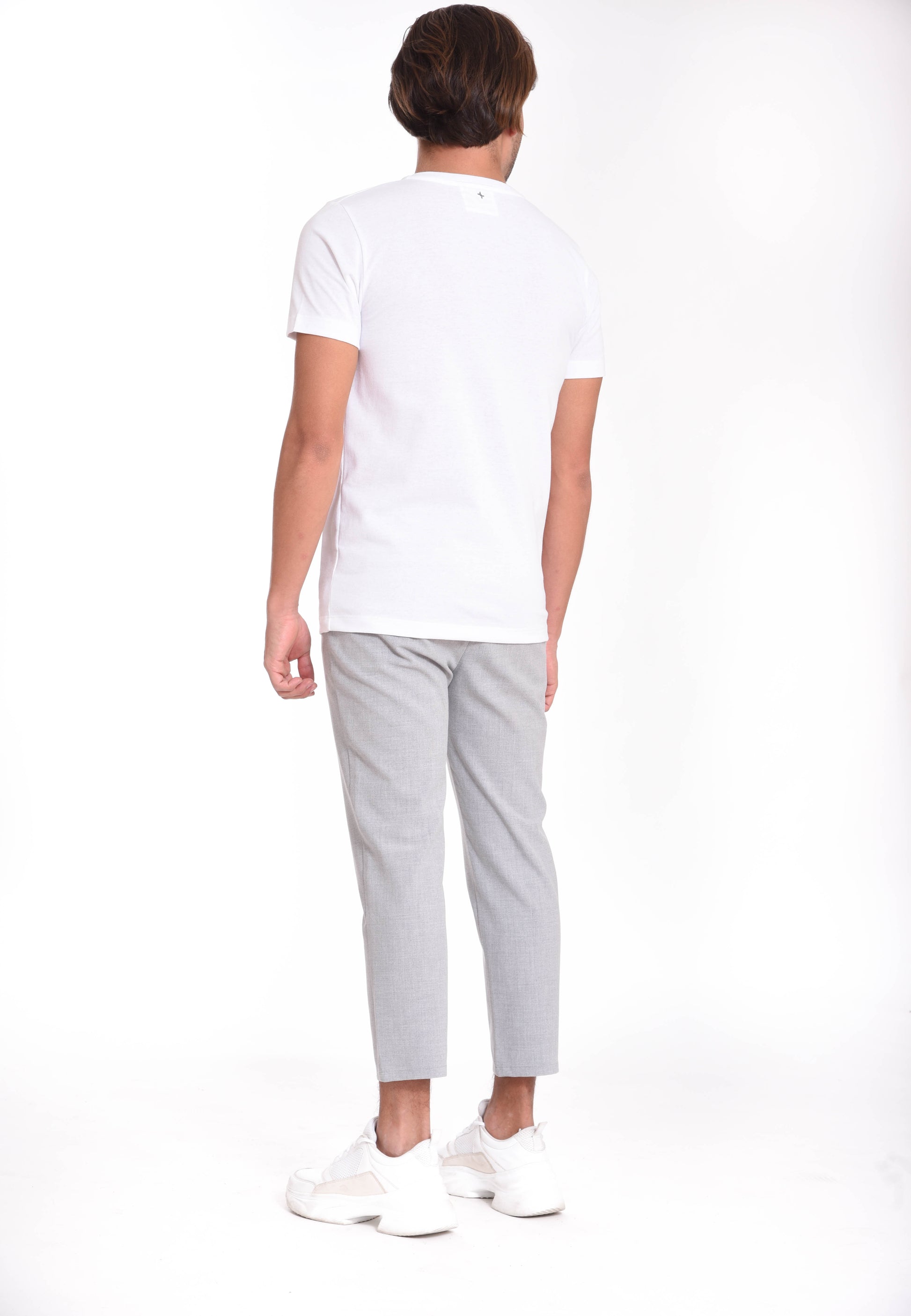 Playera Cuello V Hombre — 50% PET Reciclado 47% Algodón Reciclado 3% otras fibras Recicladas — 165 g/m²