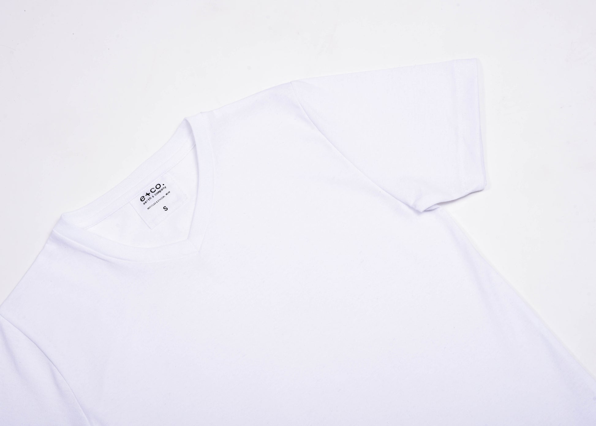 Playera Cuello V Hombre — 50% PET Reciclado 47% Algodón Reciclado 3% otras fibras Recicladas — 165 g/m²