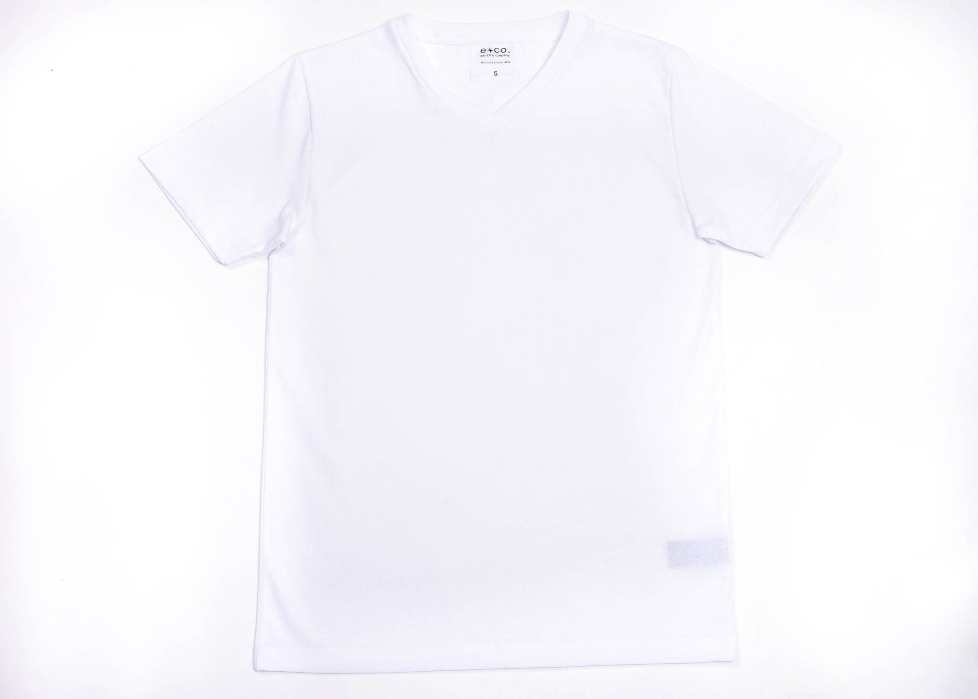 Playera Cuello V Hombre — 50% PET Reciclado 47% Algodón Reciclado 3% otras fibras Recicladas — 165 g/m²