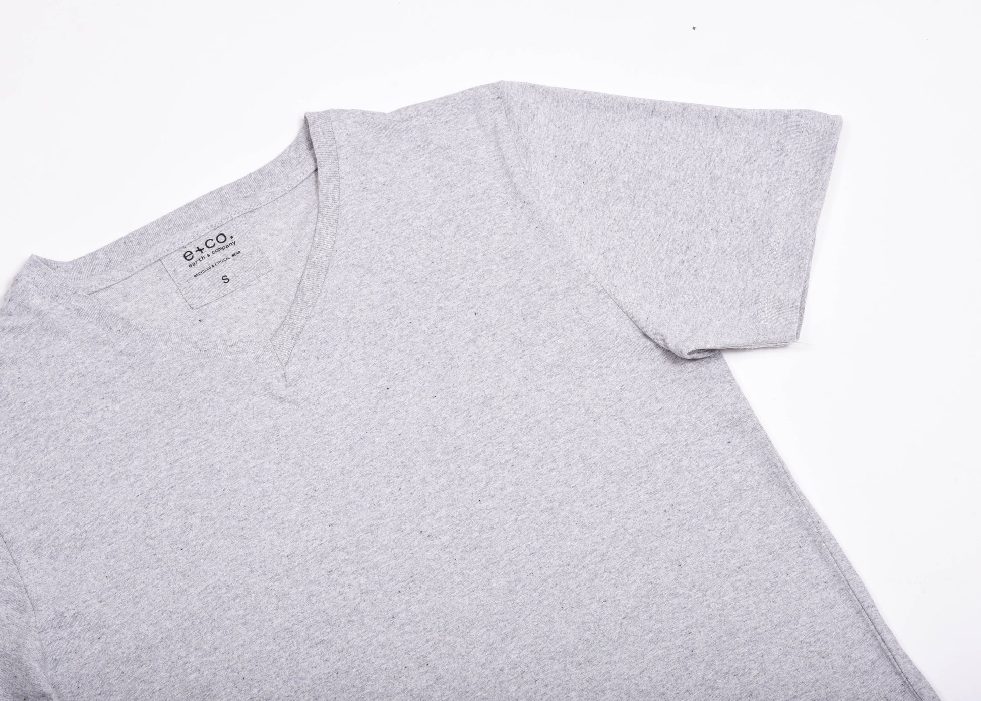 Playera Cuello V Hombre — 50% Algodón 40% Poliester 10% Poliester Negro — 190 g/m²