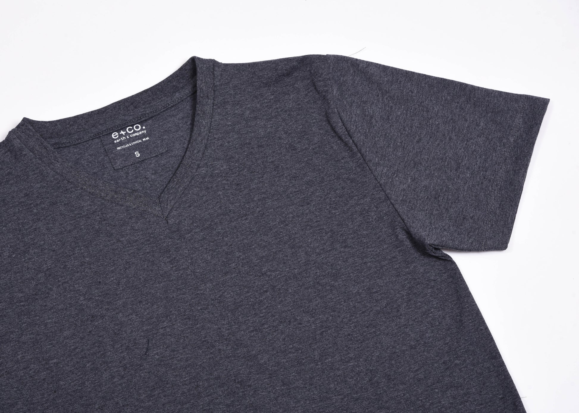 Playera Cuello V Hombre — 50% PET Reciclado 47% Algodón Reciclado 3% otras fibras Recicladas — 185 g/m²