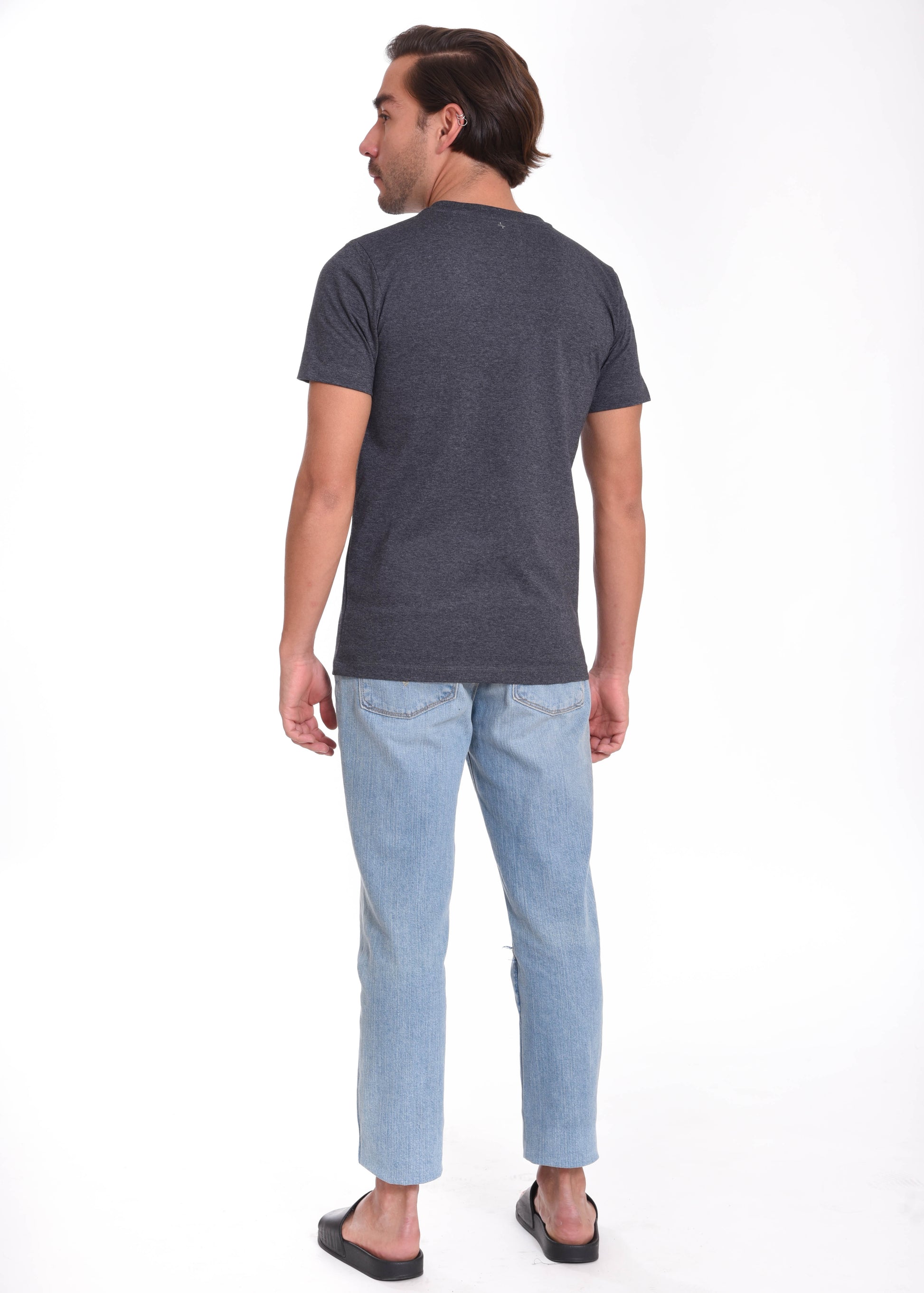 Playera Cuello V Hombre — 50% PET Reciclado 47% Algodón Reciclado 3% otras fibras Recicladas — 185 g/m²