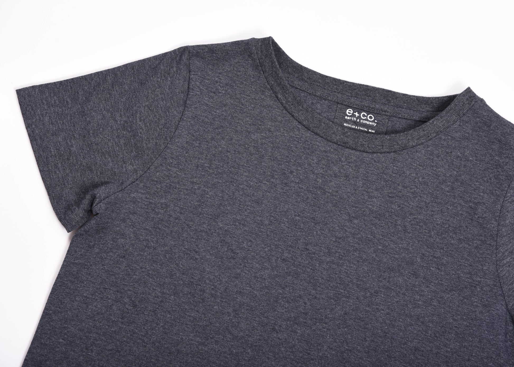 Playera Cuello Redondo Mujer — 50% PET Reciclado 47% Algodón Reciclado 3% otras fibras Recicladas — 185 g/m²