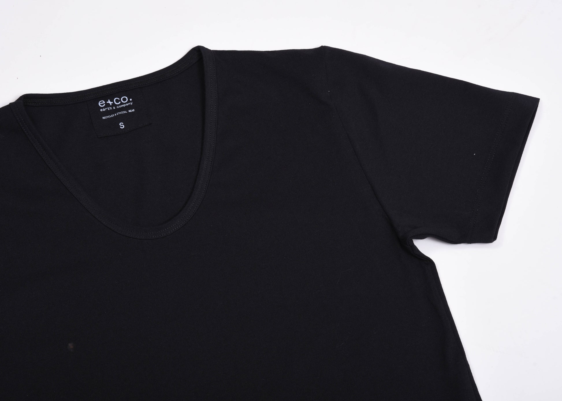 Playera Cuello U Hombre — 50% PET Reciclado 47% Algodón Reciclado 3% otras fibras Recicladas — 185 g/m²